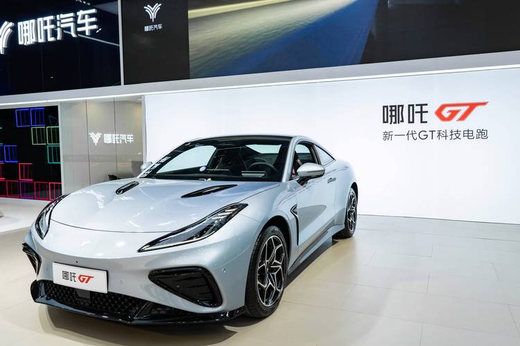 惠州212哪吒汽车在智能汽车领域的表现，领途汽车在新能源汽车市场中的影响力